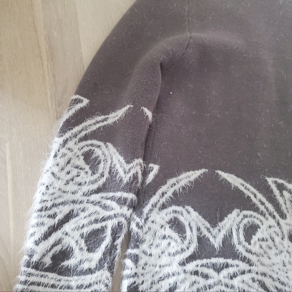 Laura Grey and White Sweater with Filigree Inspired Design Size Medium - Picture 4 of 13